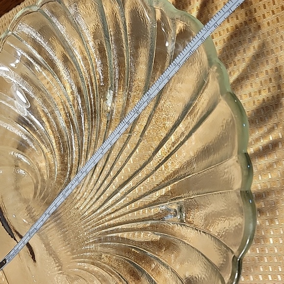 Seashell Shaped Clear Glass Bowl / Dish - Picture 7 of 8